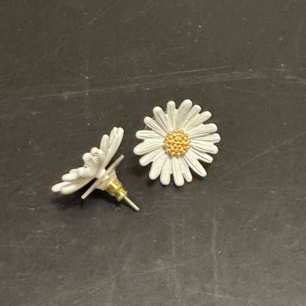 Daisy Flower Stud Earrings - Picture 2 of 4